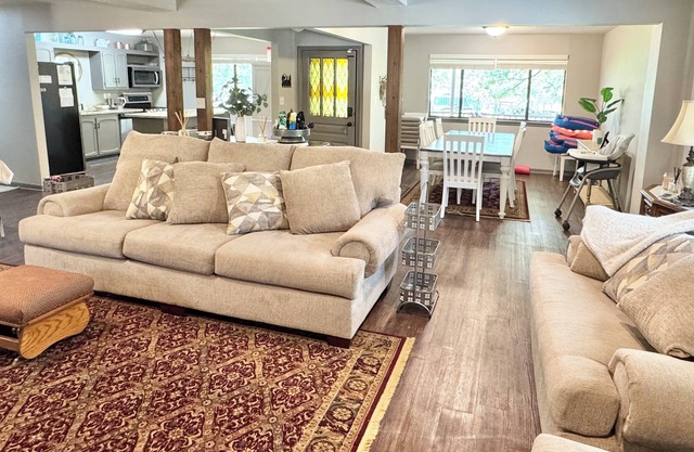 4-BR Country home with lake view - a little slice of heaven 43 miles from TAMU