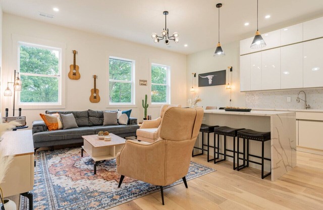 4 br - Rooftop Patio - Karaoke - 2 Car Garage!