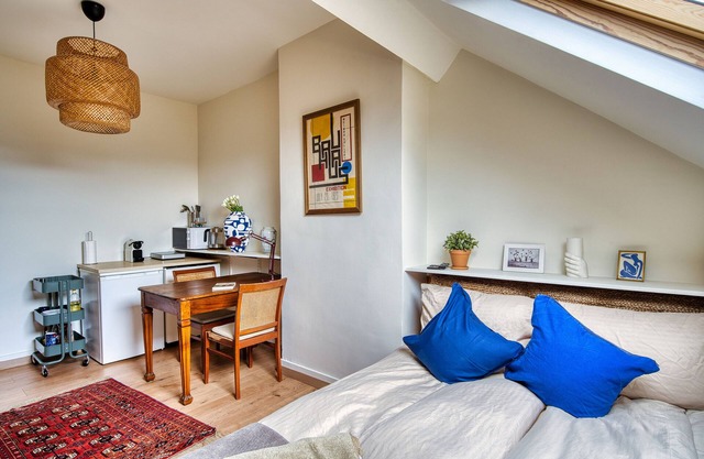 4/Comenstay.be/Cozy 25m2 Studio under the Roof 2minutes walk from Gare du Midi!
