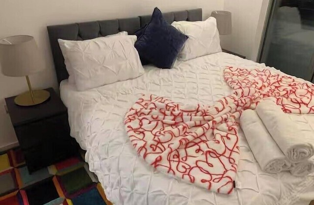 4 Guests - Free Parking - Easy Access to London