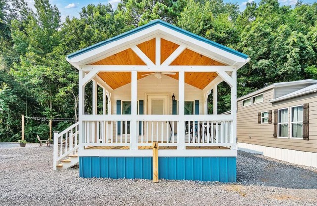 4 Heron Haus, Luxury Tiny House, Pet Friendly, Mins to Downtown Guntersville