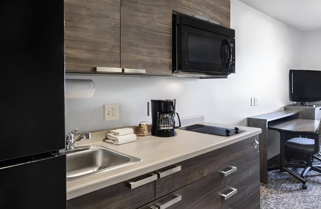 4 Long-Term Friendly Rooms Near Local Dining & Shops - Walk to Redlin Art Center
