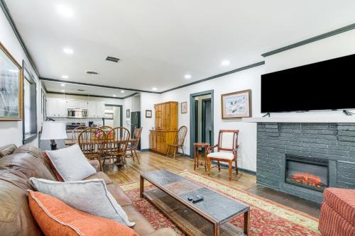 4 Mi to Beale Street and FedExForum Home with Yard!