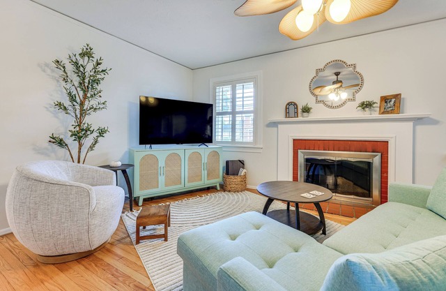4 Mi to Dtwn Jacksonville: Chic Home w/Porch!