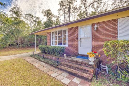 4 Mi to Florida State University Getaway with Deck!