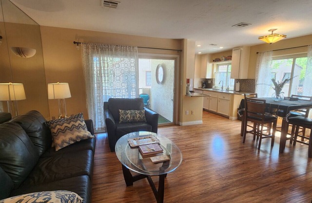 4 mi to La Jolla Beaches, Pool, A/C, Desk, Available Mid & Long term