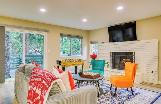 4 Mi to Lake Arrowhead: Cabin w/Grill & Deck!