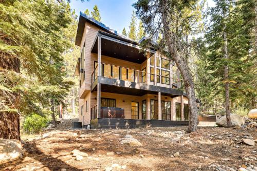 4 Mi to Soda Springs Resort Hot Tub Hideaway!