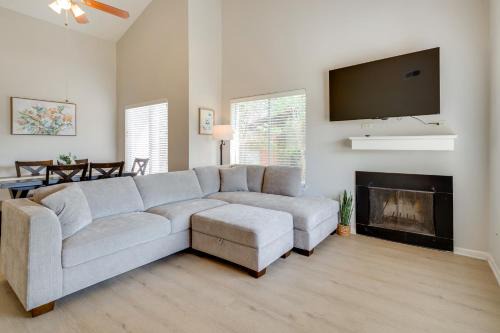 4 Mi to TAMU Sleek Bryan Home Near Shops and Eats