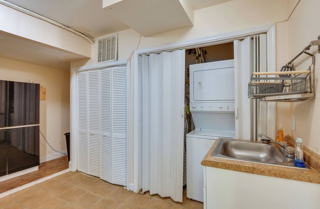 4 Mi to US Capitol: DC Apartment