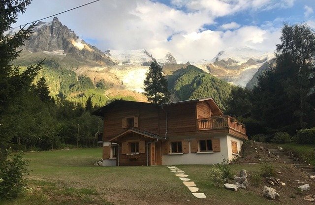 4 min from Chamonix by car, Charladomé chalet apartment Garden level