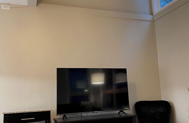 4 Min walk to Gondola! Whistler Quiet 1 bedroom, FREE PARKING!