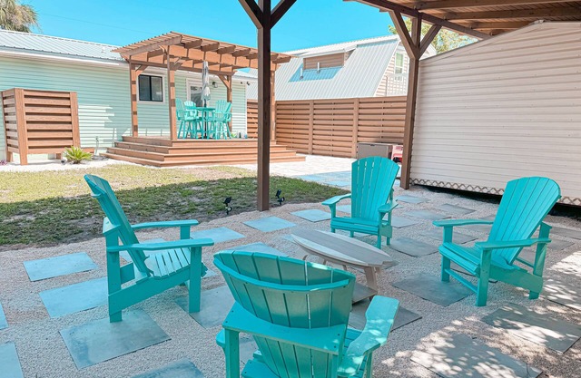 4 Minute Walk to the Beach - Cozy Beach Bungalow