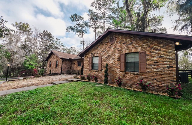 4 minutes to World Equestrian Center! Family sized cozy house for equestrians.