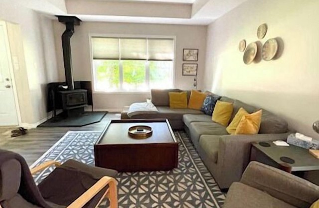 4 season 3 bdrm cottage w/many amenities. Family/pet-friendly. Close to lake
