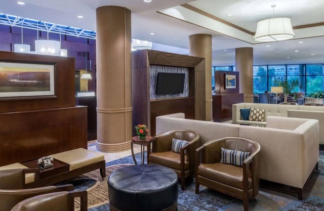 4 Spacious Units, Pool, Restaurant and Bar, Near Old Town Alexandria