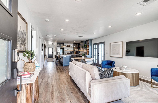 4 sumptuous bedrooms · 2 full baths · S. Downtown OKC park view · Pet-friendly