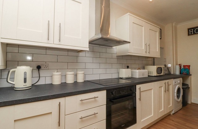4 TYNE STREET, pet friendly, character holiday cottage in Haworth