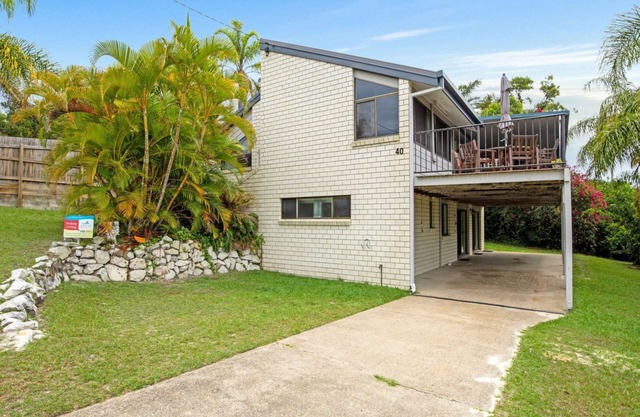 40 Rumbalara Avenue - Rainbow Beach. Great location, views to ocean.