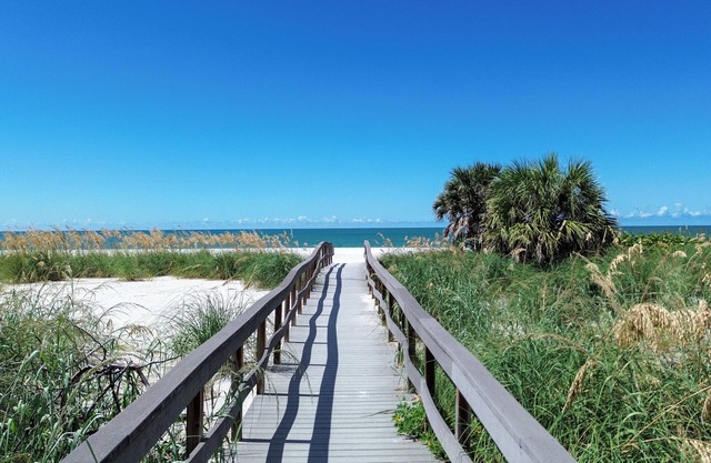 🌞400 ft to the Beach👙Onsite Heated Pool🐬Bungalows #2🌴Grills🐶Dogs Welcome!