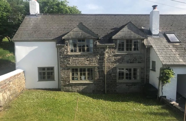 400 year old quirky Cornish cottage, in Bude, Poughill.