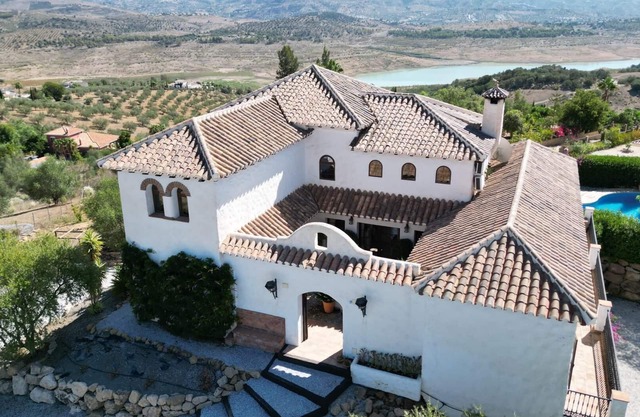 400m² Rustic Spanish Cortijo with Stunning Lake & Mountain view