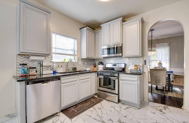 441) Beautiful decor + tons of space!
