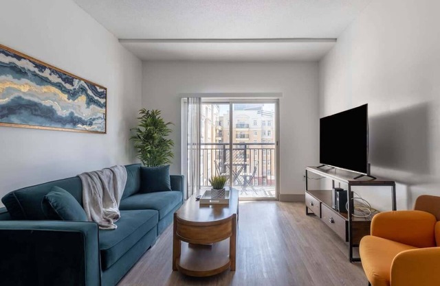 4B/2BA Luxury Central Apartment with Gym
