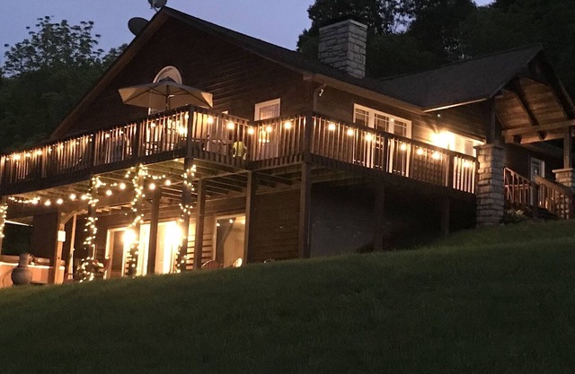 4BD/3BA, 12 Mins To Park, WiFi, Hot Tub, Rec Room