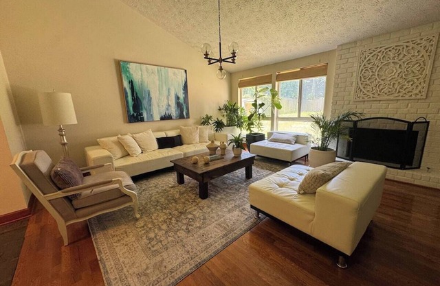 4BD 3Bath Modern City Escape