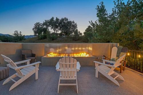4BD Home w Rooftop Patio Fire Pit & Mountain Views