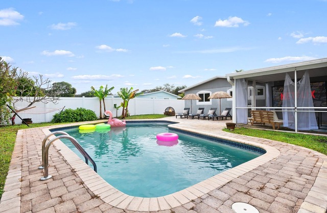 4BD w/Heated Pool, Game Room & BBQ - Beach Nearby