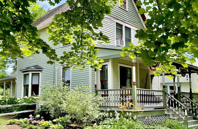 4Bdrm/2Bath Point Chautauqua Lake House w/dbl lot