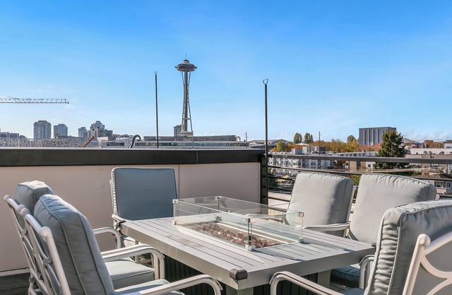 4Beds 2Baths Modern Townhome near Seattle Center