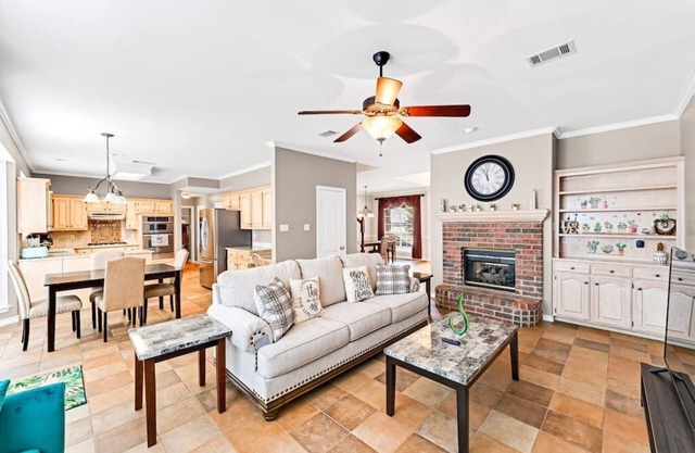 4BR, 2.5BA, sleep 11, close to highway and airport