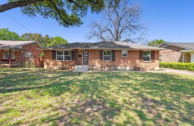 4BR/2BA Home Near Bishop Arts District & AT&T Stadium - Garage Parking