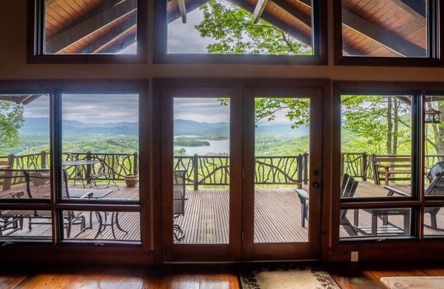 4BR, 3.5BA, firepit, game room