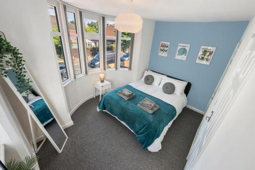 4BR 3 bath Spacious apartment, Sleeps upto 8 free parking