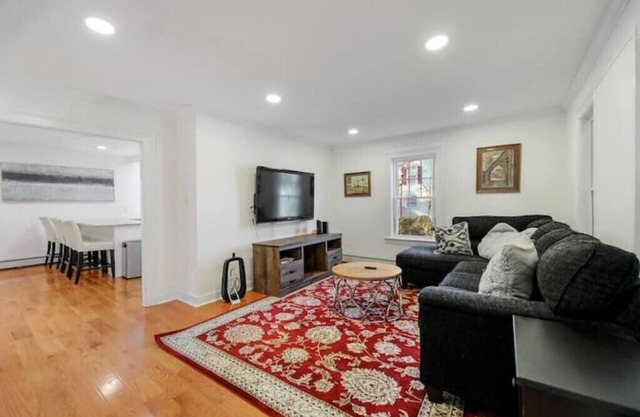 4BR Home w/Yard & BBQ, 5 min walk to downtown Lee