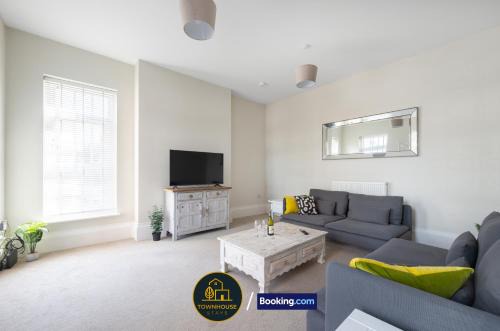 4BR House by Townhouse Stays, Short Lets & Serviced Accommodation in Colchester with Free Parking, Garden & WiFi