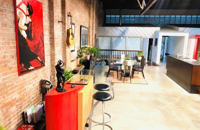 4BR Loft Home: 6 car ‘bat cave’ parking 5,000ft2, 15' ceilings, 20min to US Open