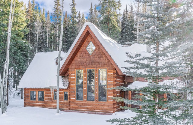 4BR Lux Log Home Just Off Slopes: Hot Tub, Walk To Ski, 7 Beds