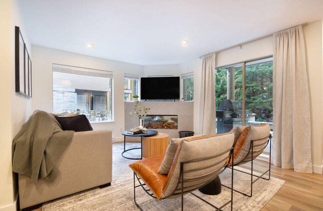 4BR Luxury Village Townhouse!