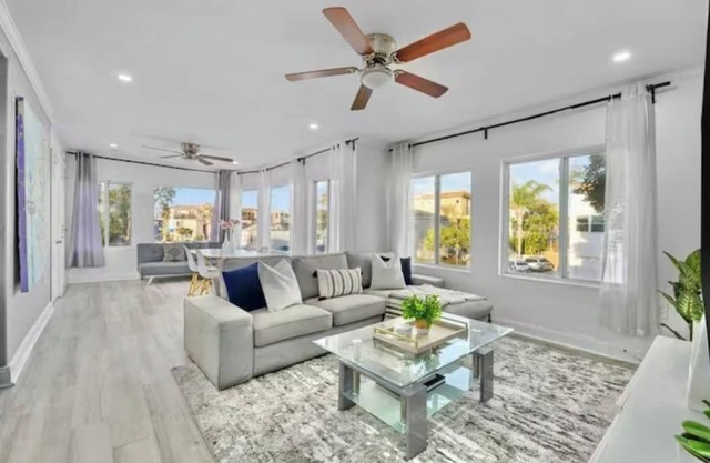 4BR MB Spacious w/2 Kitchens & Living Room