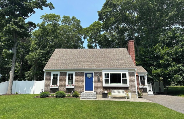 4BR, new basement reno, water views, fenced in yard, community beach access!