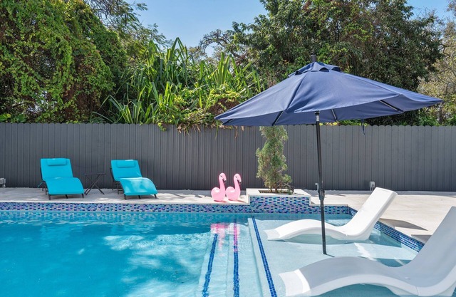 4BR Oasis w/heated pool & arcade! Pet friendly, groups, couples & families!
