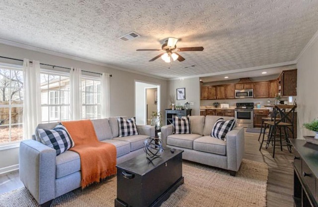4BR Ranch Style Home A Mile From Historic Downtown