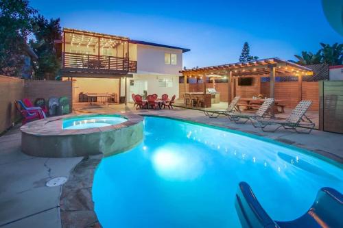 4BR Retreat - Pool Bar Play Area - Walk to Beach