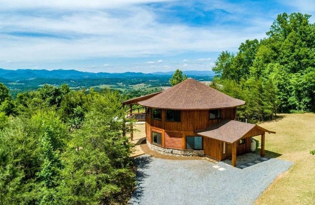 4Brm,4Bth,5bds-Unique Roundhouse,mountain views-20 min from Asheville, sleeps 10