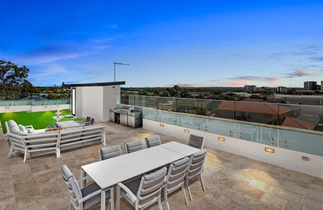 4Level Luxury with Rooftop Oasis with City Skyline views
